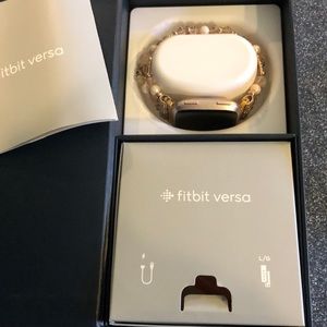Fit bit Versa with 3 chargers and additional band. Next to new in box